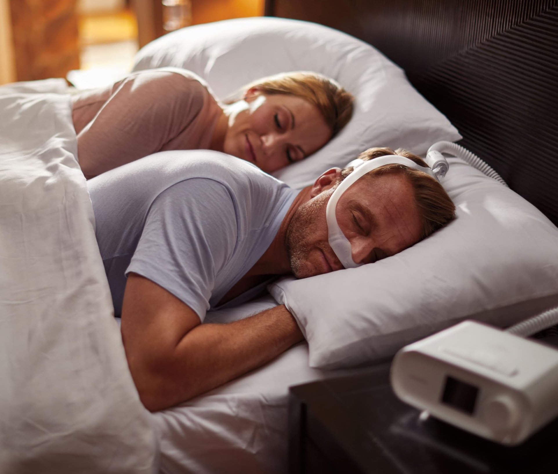 Paciente usando dispositivo de apnea del sueño