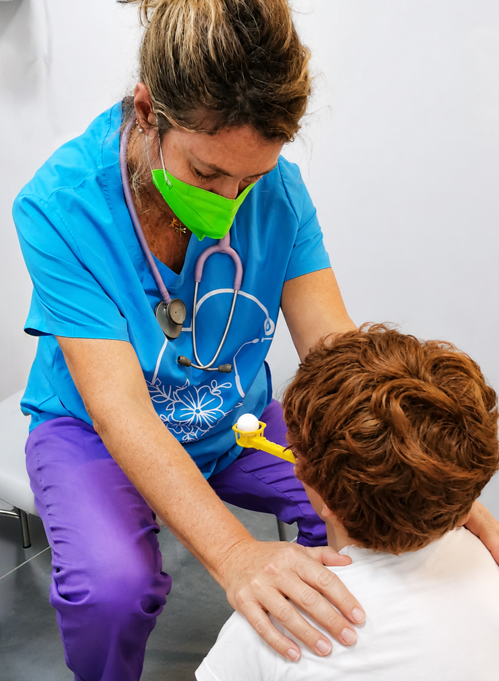 Sesión de fisioterapia respiratoria infantil